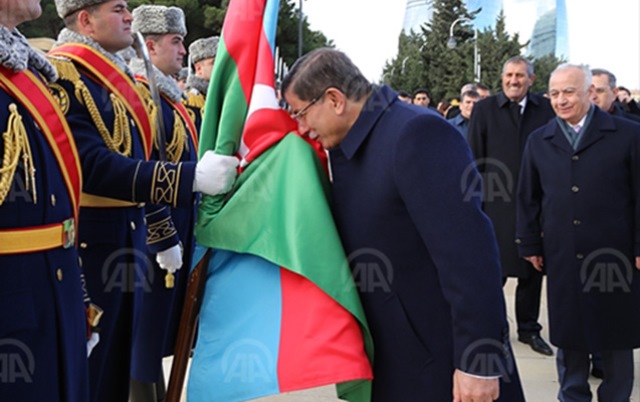 Davudoğlu Azərbaycan bayrağını öpdü - FOTO